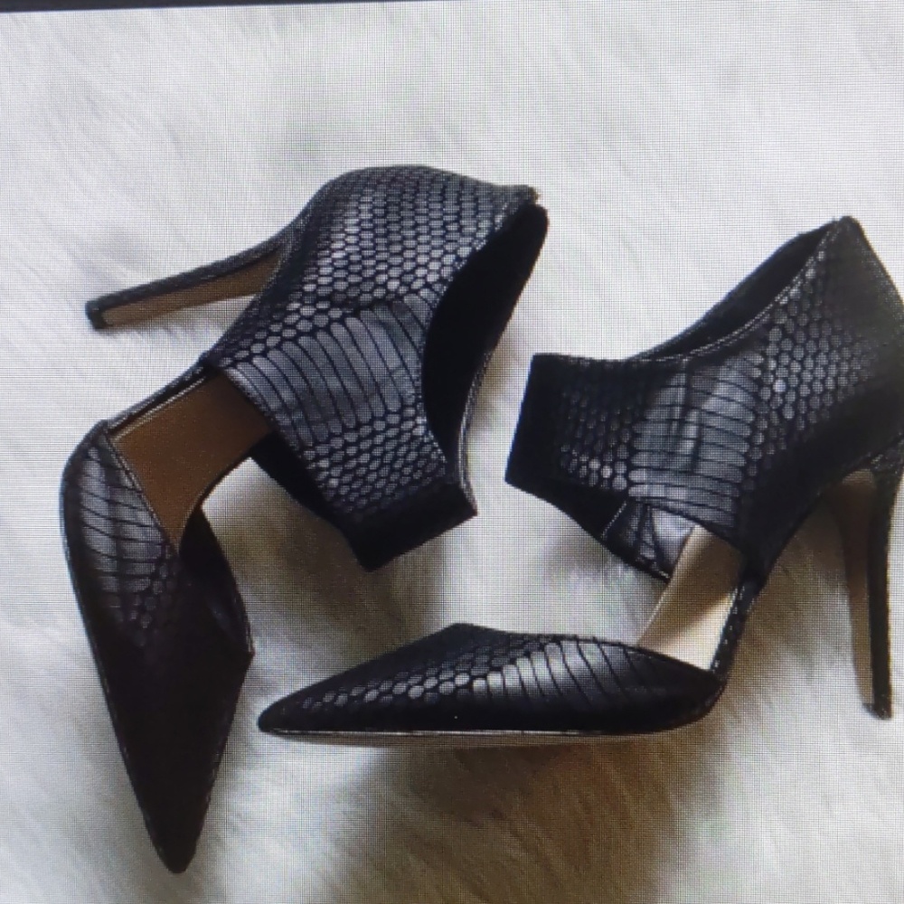Jessica Simpson Black Snake Skin Pumps